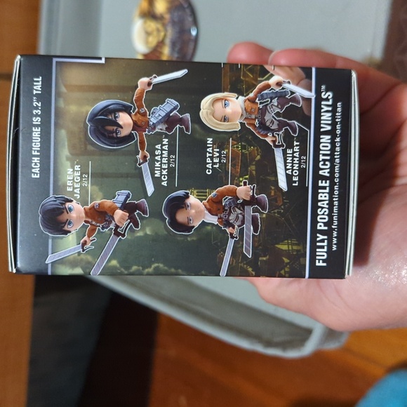 NWOT Attack on Titan MYSTERY box poseable vinyl figurine, 5" and pin - Picture 3 of 6